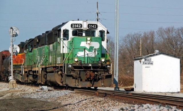 BNSF action at Eureka finds this GP 50 in its former BN livery as it leads the local eastward. This spot is 25 miles west of the Mississippi River.