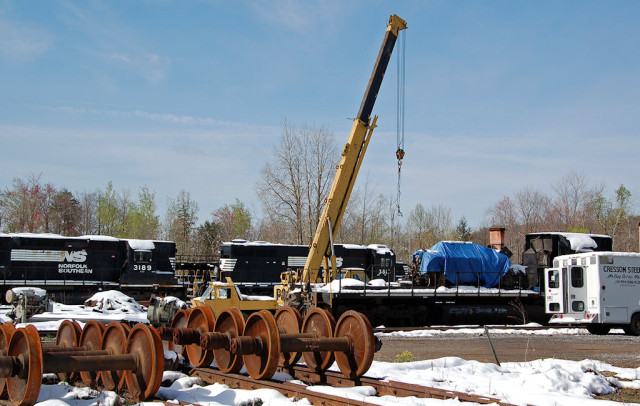 Bone Yard. A number of SD 40's being scrapped out at Cresson. Sad   :(