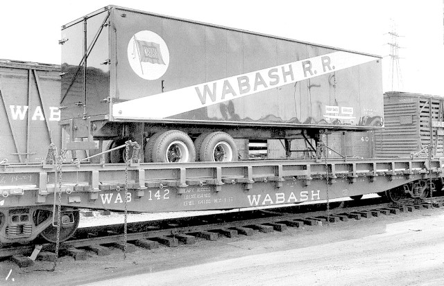 Wabash flat car 142 with trailer 302