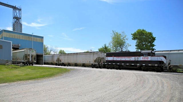 First stop of the day was the Cargill plant at Martinsburg, where Everett dropped off empties and picked up loaded covered hoppers.