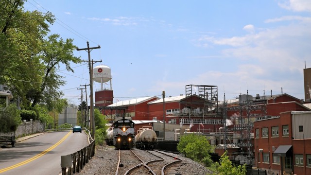 Final two shots of the Everett RR chase from previous set, here switching the large Appvion paper mill in Roaring Springs.