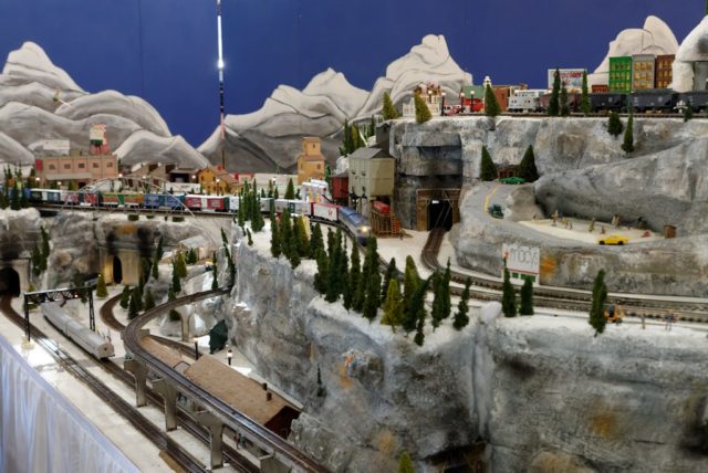 Famous-Barr (Macy's) corner window train display